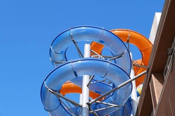 Découvrez les meilleures attractions du parc aquatique Apremont en Vendée : frissons et éclats de rire garantis !