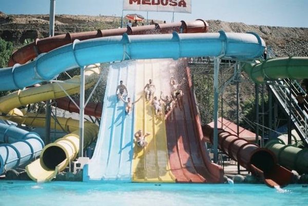 Top 10 des campings en Ardèche avec piscine et toboggans pour des vacances inoubliables