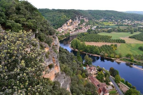 Voyage sur l'eau : découvrez le charme de Souillac lors d'une promenade en gabarre sur la Dordogne